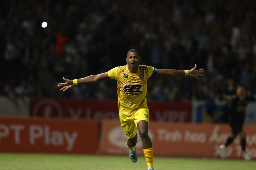 Cựu sao Viettel đá quả 11m quyết định giúp Thanh Hóa đăng quang nghẹt thở - Ảnh 7. Cựu sao Viettel đá quả 11m quyết định giúp Thanh Hóa đăng quang nghẹt thở - Ảnh 7.