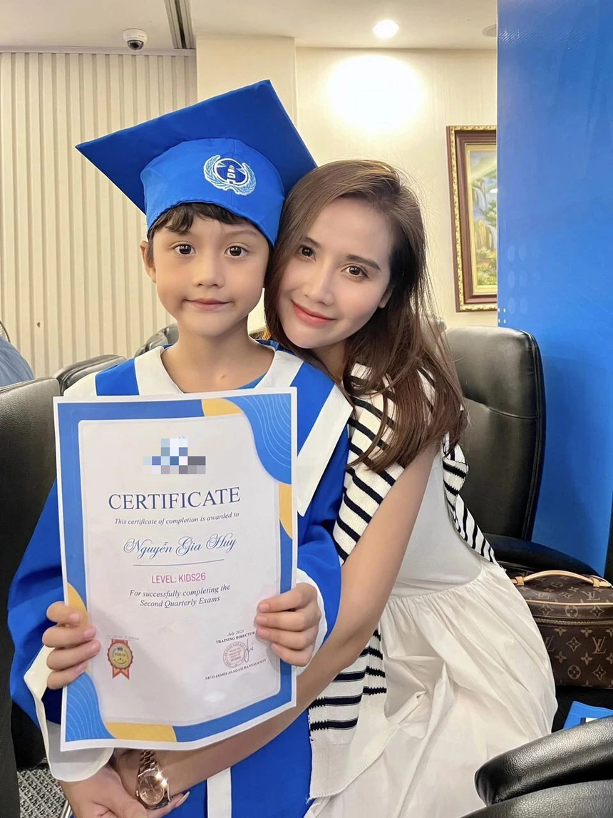 Sao Việt 21/8: Bảo Thanh, Huyền Lizzie khoe con, Đàm Thu Trang thon gọn hậu sinh con - Ảnh 2. Sao Việt 21/8: Bảo Thanh, Huyền Lizzie khoe con, Đàm Thu Trang thon gọn hậu sinh con - Ảnh 2.