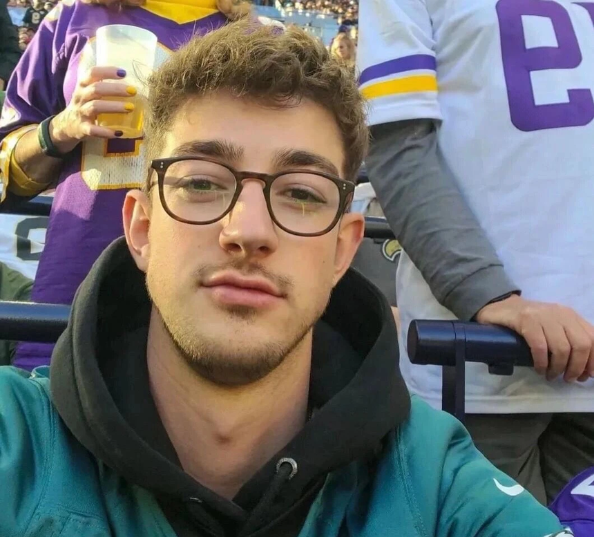 Chân dung bạn trai Tây của Khánh Vy: Có gì mà dân mạng 'đẩy' lên top tìm kiếm - Ảnh 4.