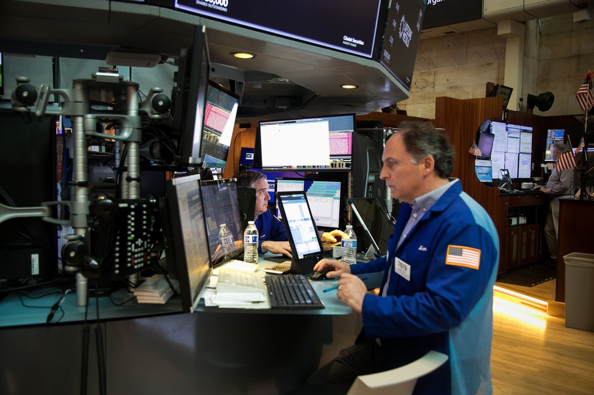 Thị trường chứng khoán toàn cầu đối mặt với một 'cơn bão hoàn hảo' - Ảnh 1.