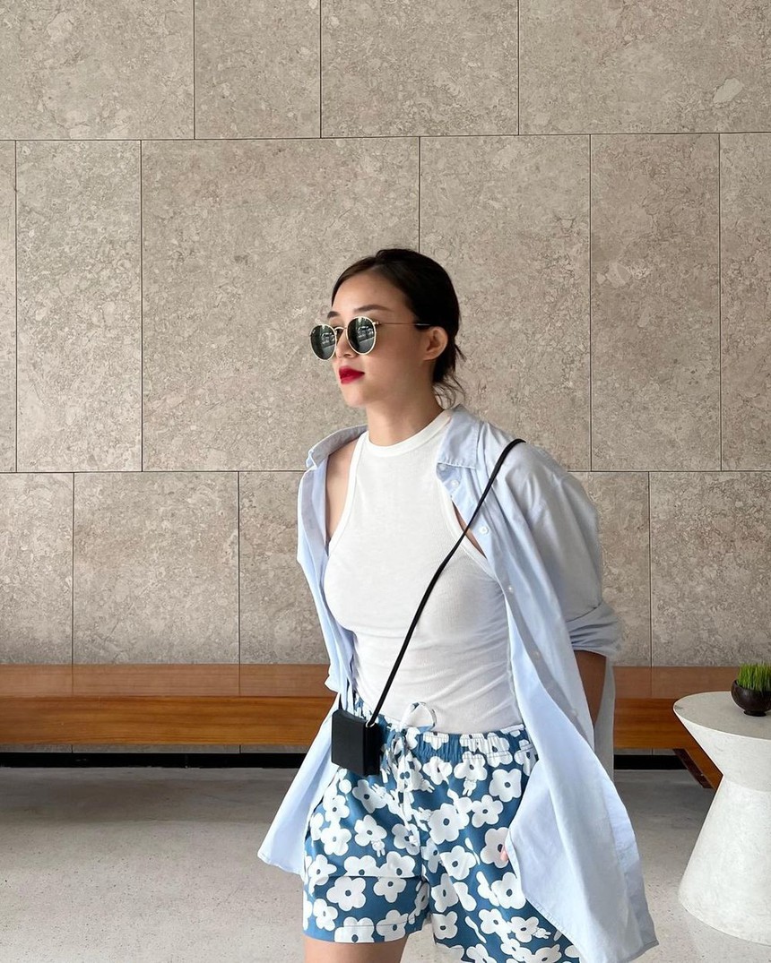 Mỹ nhân Việt mê diện combo màu xanh - trắng mát mắt đi du lịch - Ảnh 4.