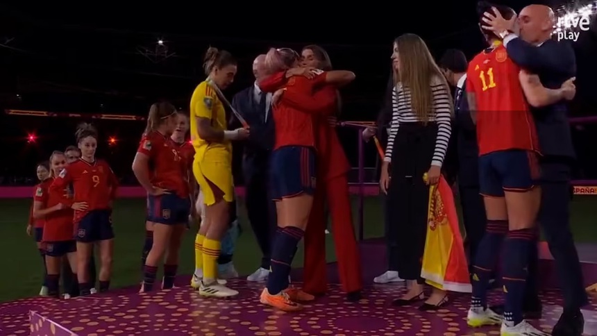 Chủ tịch LĐBĐ Tây Ban Nha gây tranh cãi với nụ hôn khiến sao tuyển nữ đỏ mặt - Ảnh 2.