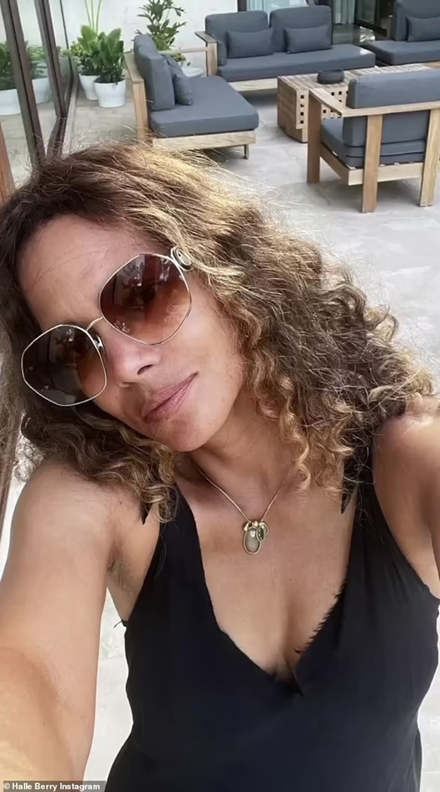 Loạt sao nổi tiếng có vẻ ngoài bất chấp tuổi tác: Brad Pitt, Jennifer Lopez, Victoria Beckham… - Ảnh 14.