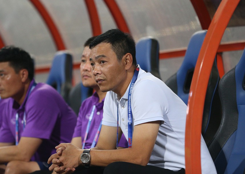 Pha phạm lỗi kinh hoàng giữa Samson và Huy Hoàng: Vụ va chạm 'rúng động' bóng đá Việt - Ảnh 5.