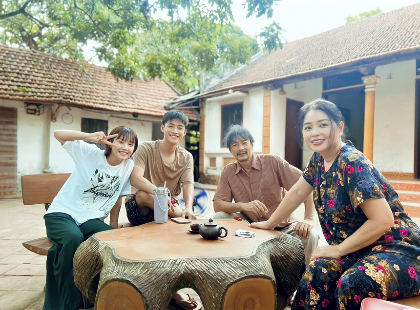 2 nữ phụ phim giờ vàng 'Món quà của cha', 'Làng trong phố' khiến khán giả bàn tán sôi nổi hơn cả nhân vật chính - Ảnh 7.