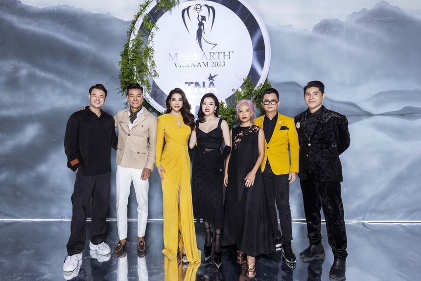 Trương Ngọc Ánh 'hack tuổi' với đầm xẻ cao - Ảnh 4.