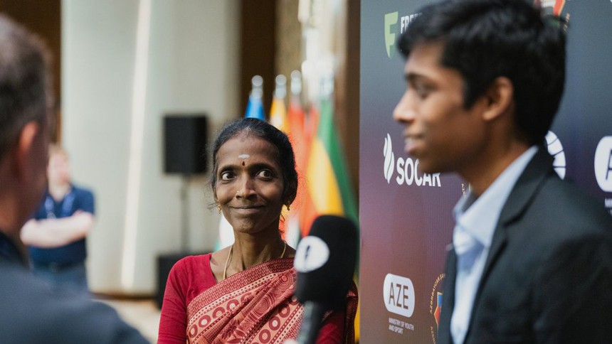 Khoảnh khắc mẹ thần đồng cờ vua khóc sau khi con trai giành thắng lợi lịch sử ở World Cup ‘gây bão’ - Ảnh 3.