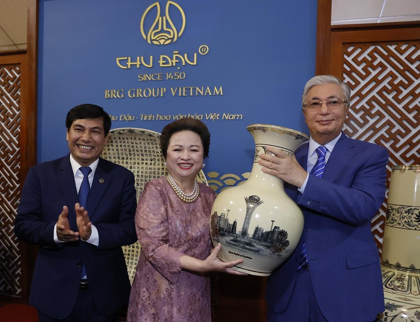 Chủ tịch nước Võ Văn Thưởng và Tổng thống Kazakhstan Kassym-Jomart Tokayev thăm làng gốm Chu Đậu - Ảnh 9.