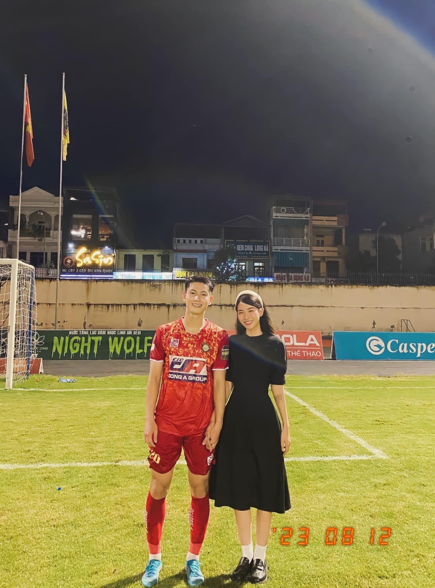 'Nàng thơ' cực xinh của hot boy Đông Á Thanh Hóa, 'cầm kỳ thi họa' 100 điểm không có nhưng - Ảnh 3. 'Nàng thơ' cực xinh của hot boy Đông Á Thanh Hóa, 'cầm kỳ thi họa' 100 điểm không có nhưng - Ảnh 3.