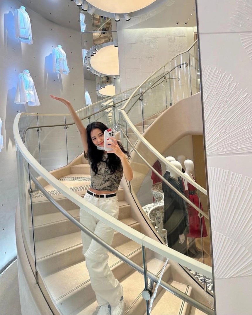 Áo baby tee được BLACKPINK ưa chuộng: Tôn dáng hết nấc, chị em nên thử  - Ảnh 10.