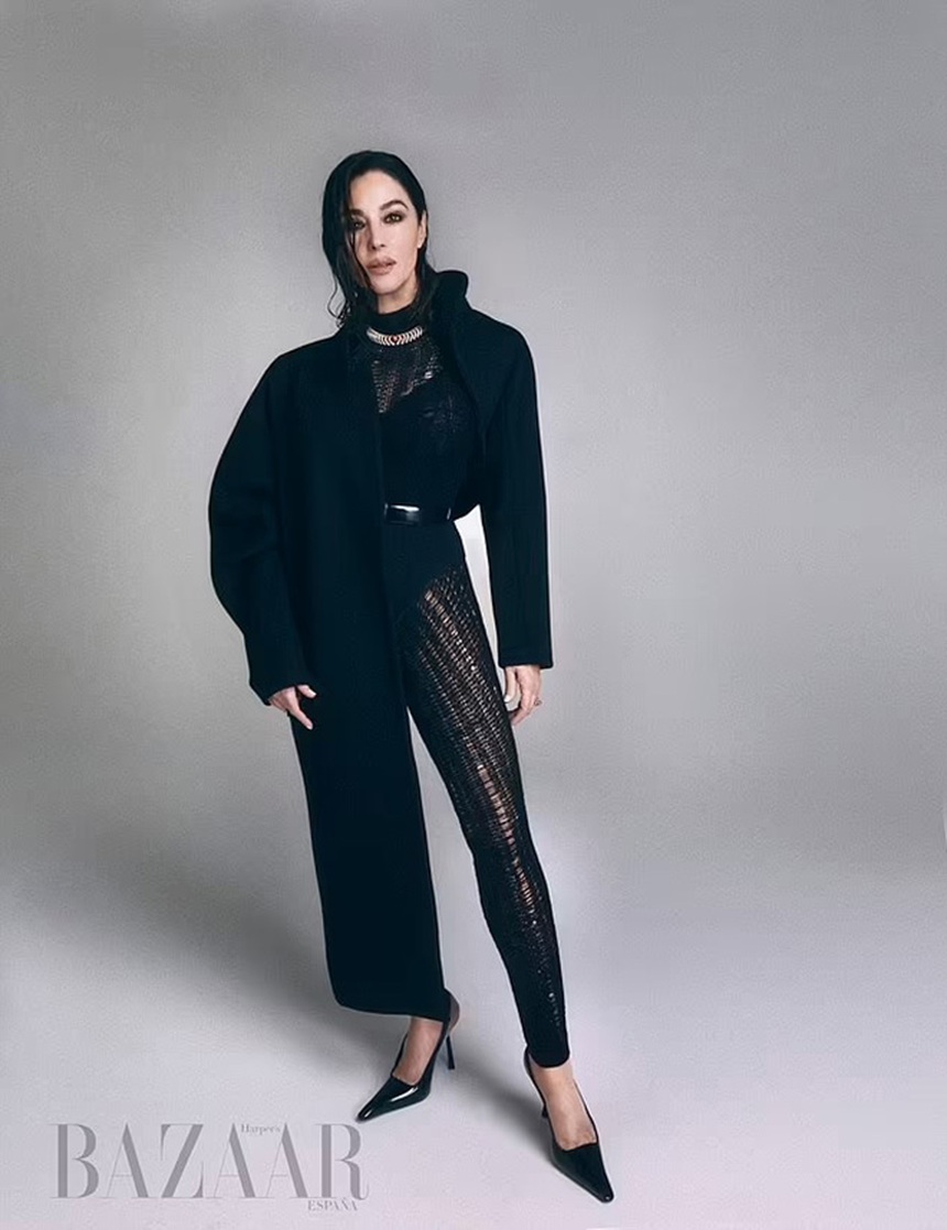 Monica Bellucci quyến rũ trên 'Harper's Bazaar', chia sẻ về mối tình lãng mạn mới sau 10 năm độc thân - Ảnh 1.