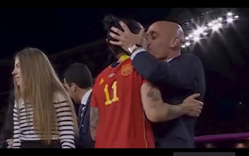 Luis Rubiales, chủ tịch LĐBĐ Tây Ban Nha: Chức vô địch bị ảnh hưởng vì một nụ hôn vô duyên - Ảnh 1.
