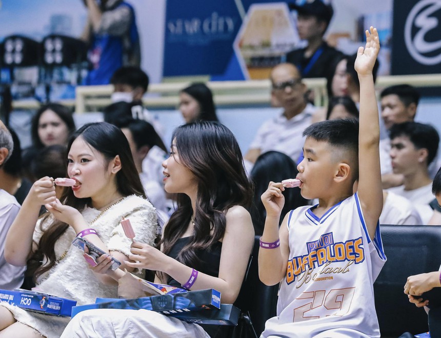 Home game by Kem Tràng Tiền: Bữa tiệc giải trí đỉnh cao tri ân lượng fans kỷ lục của Hanoi Buffaloes - Ảnh 2. Home game by Kem Tràng Tiền: Bữa tiệc giải trí đỉnh cao tri ân lượng fans kỷ lục của Hanoi Buffaloes - Ảnh 2.