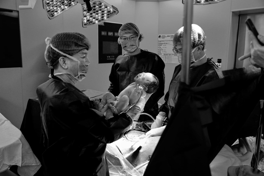 Minh Hằng khoe hình 'lâm bồn' thành công, gây 'choáng' với ngoại hình trên giường đẻ - Ảnh 1.