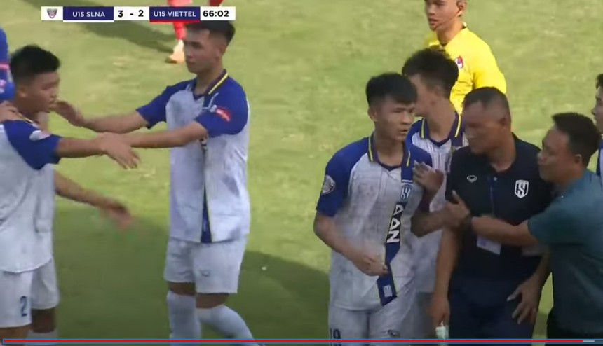 HLV SLNA đánh học trò ngay trên sân, cộng đồng mạng lên tiếng ủng hộ  - Ảnh 2.