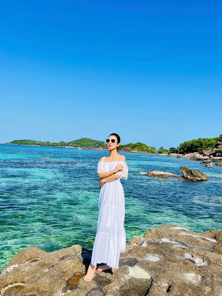 Hoa hậu Jennifer Phạm chọn đầm tôn eo, diện đẹp từ công sở tới đi chơi - Ảnh 7. Hoa hậu Jennifer Phạm chọn đầm tôn eo, diện đẹp từ công sở tới đi chơi - Ảnh 7.