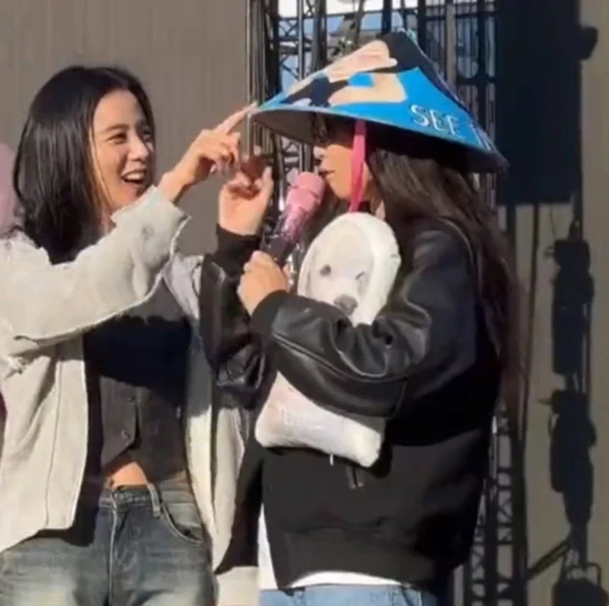 Blackpink gây sốt tại Mỹ: Những khoảnh khắc đáng yêu với nón lá Việt Nam - Ảnh 2. Blackpink gây sốt tại Mỹ: Những khoảnh khắc đáng yêu với nón lá Việt Nam - Ảnh 2.