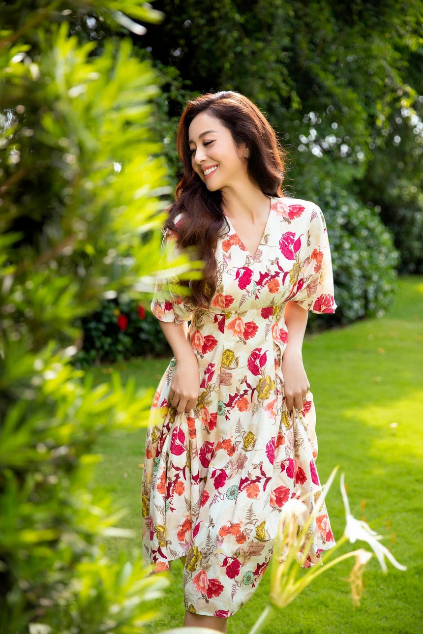 Hoa hậu Jennifer Phạm chọn đầm tôn eo, diện đẹp từ công sở tới đi chơi - Ảnh 4. Hoa hậu Jennifer Phạm chọn đầm tôn eo, diện đẹp từ công sở tới đi chơi - Ảnh 4.