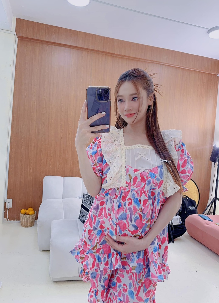 Nhã Phương khoe bụng bầu những tháng cuối thai kỳ, nhan sắc ngày càng thăng hạng  - Ảnh 1.
