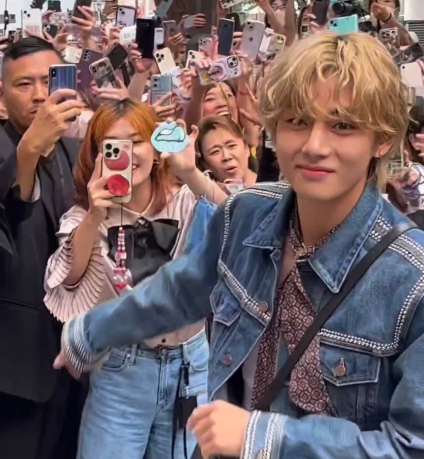 V BTS gây choáng bởi sự chào đón cuồng nhiệt của ARMY Nhật Bản - Ảnh 6.