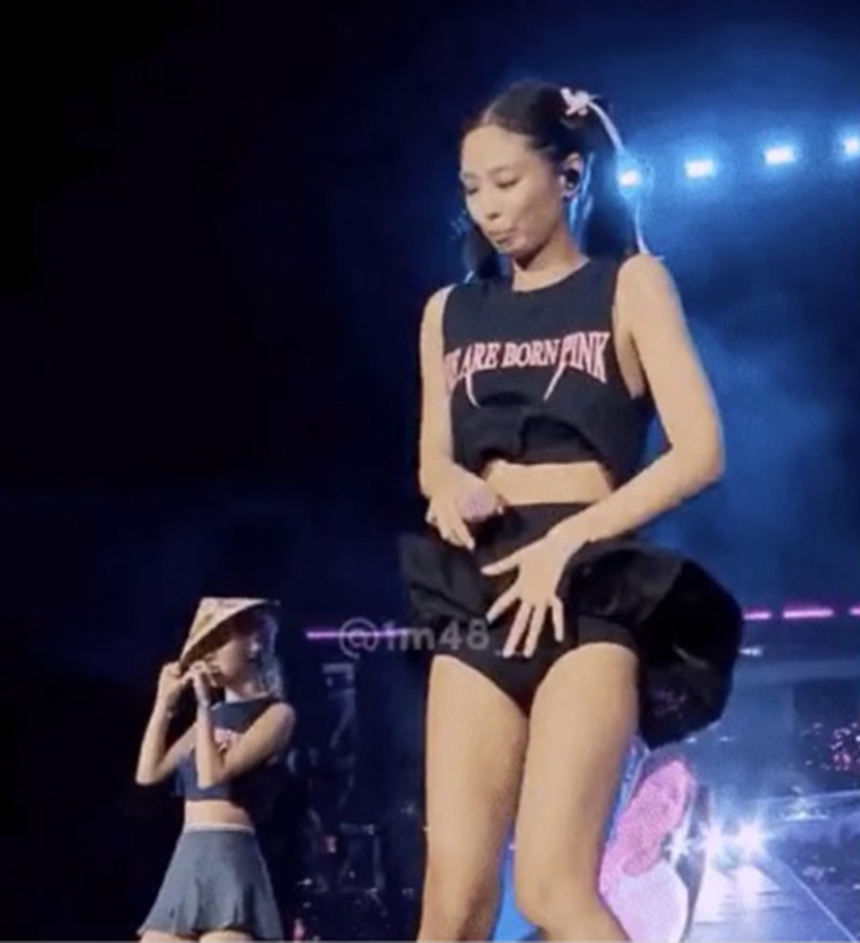 Trang phục sân khấu siêu ngắn của Blackpink: Gợi cảm hợp lý hay hở hang không phù hợp? - Ảnh 5. Trang phục sân khấu siêu ngắn của Blackpink: Gợi cảm hợp lý hay hở hang không phù hợp? - Ảnh 5.