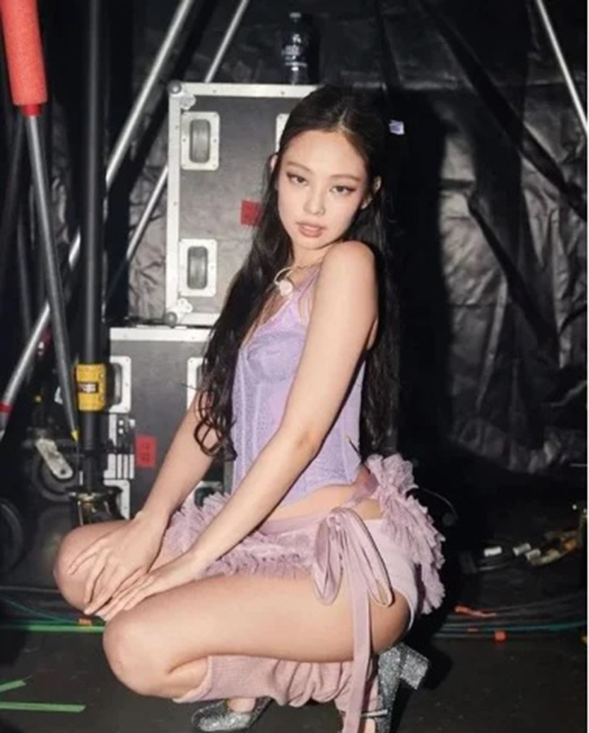 Trang phục sân khấu siêu ngắn của Blackpink: Gợi cảm hợp lý hay hở hang không phù hợp? - Ảnh 6. Trang phục sân khấu siêu ngắn của Blackpink: Gợi cảm hợp lý hay hở hang không phù hợp? - Ảnh 6.