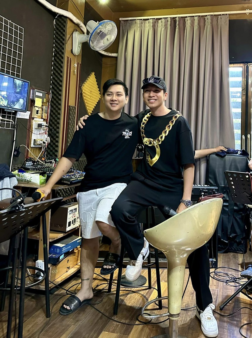 Sao Việt 24/8: Midu đăng ảnh bikini không sợ hở hang, vợ chồng Mạnh Trường 'trốn' con đi chơi riêng - Ảnh 5.