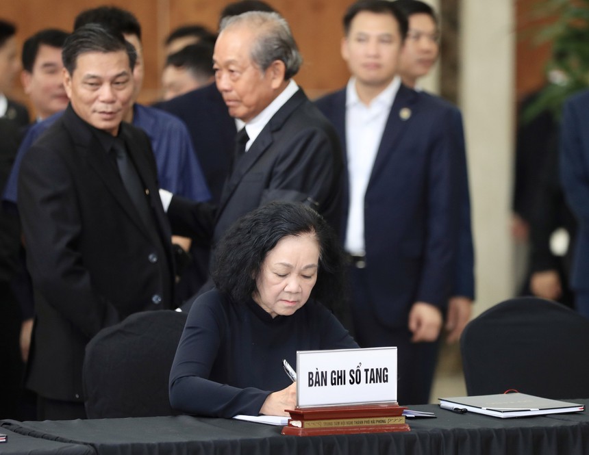 Lễ tang Phó Thủ tướng Lê Văn Thành - Ảnh 10. Lễ tang Phó Thủ tướng Lê Văn Thành - Ảnh 10.