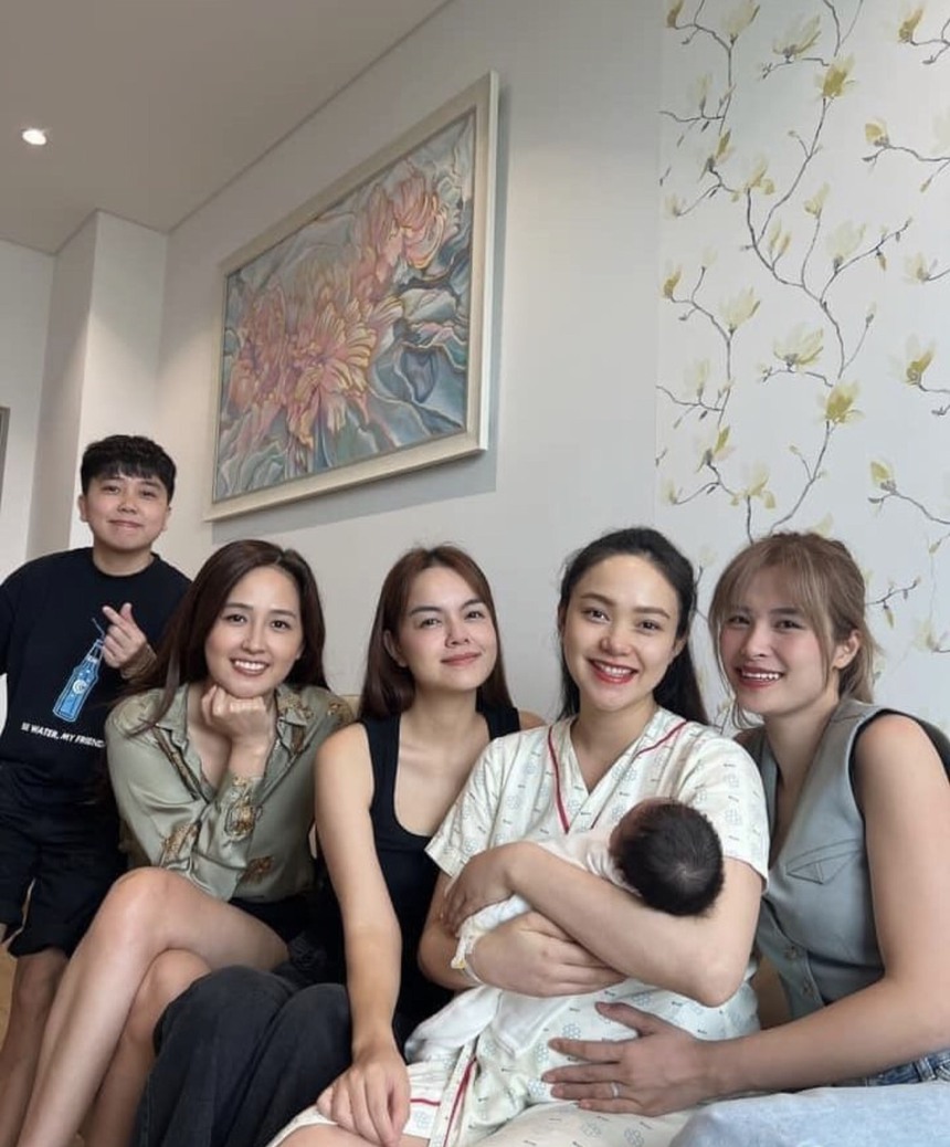 Sao Việt 24/8: Midu đăng ảnh bikini không sợ hở hang, vợ chồng Mạnh Trường 'trốn' con đi chơi riêng - Ảnh 4.