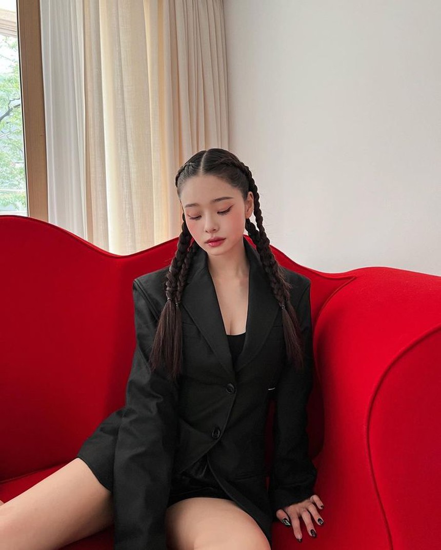 Những món đồ màu đen nàng nào cũng nên có: Áo blazer, váy liền thân đáng sắm - Ảnh 2.