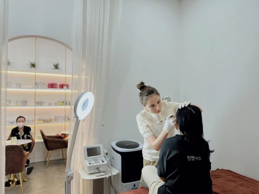 2 mỹ nhân Việt rời showbiz làm thợ xăm lông mày, có người từng bị đại gia "gài bẫy" - Ảnh 2.