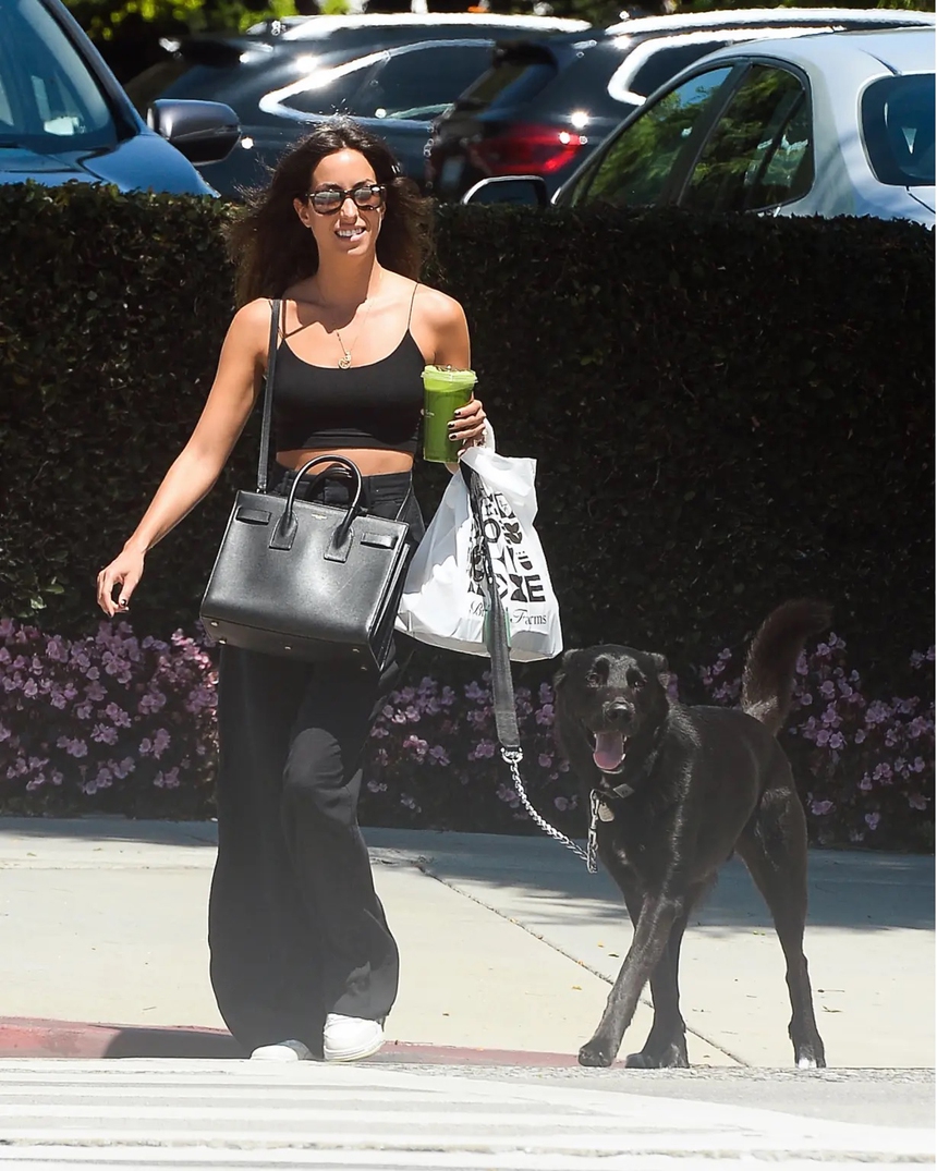 Bạn gái Brad Pitt, Ines de Ramon, cho thấy tình yêu của họ vẫn bền chặt với vòng cổ chữ 'B' - Ảnh 1.