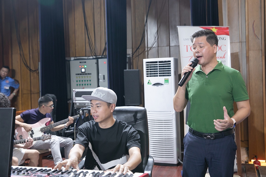 NSƯT Đăng Dương: Chỉ muốn lên ngay sân khấu trình diễn 'Tổ Quốc gọi tên mình' - Ảnh 1. NSƯT Đăng Dương: Chỉ muốn lên ngay sân khấu trình diễn 'Tổ Quốc gọi tên mình' - Ảnh 1.