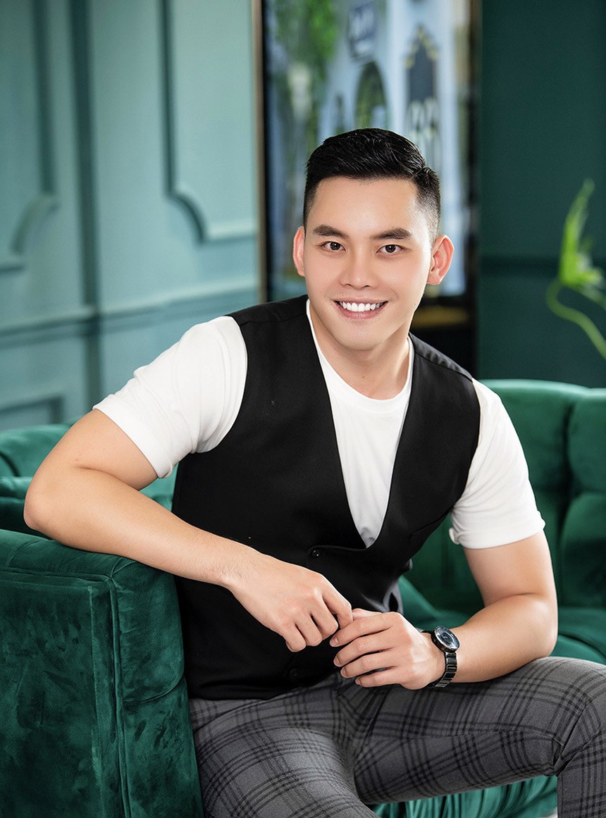 MC Mạnh Khang: Phá vỡ định kiến "bình hoa di động", quyết liệt theo đuổi nghiệp dẫn sóng - Ảnh 2.