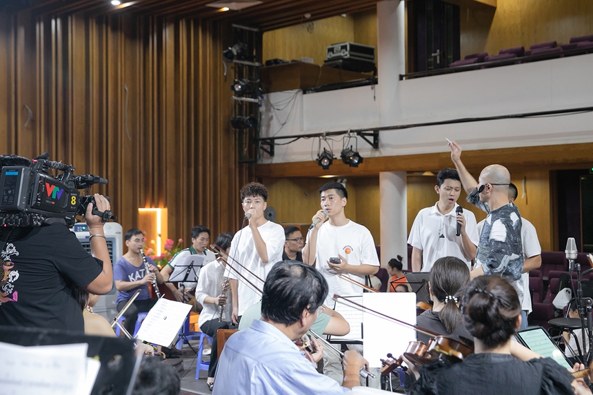 NSƯT Đăng Dương: Chỉ muốn lên ngay sân khấu trình diễn 'Tổ Quốc gọi tên mình' - Ảnh 2. NSƯT Đăng Dương: Chỉ muốn lên ngay sân khấu trình diễn 'Tổ Quốc gọi tên mình' - Ảnh 2.