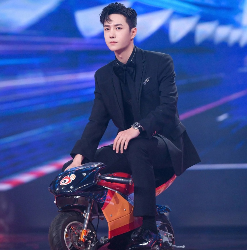 (Bài đăng thứ 7) Nhìn bộ sưu tập đồng hồ độc lạ biết Vương Nhất Bác sành điệu thế nào - Ảnh 14. (Bài đăng thứ 7) Nhìn bộ sưu tập đồng hồ độc lạ biết Vương Nhất Bác sành điệu thế nào - Ảnh 14.