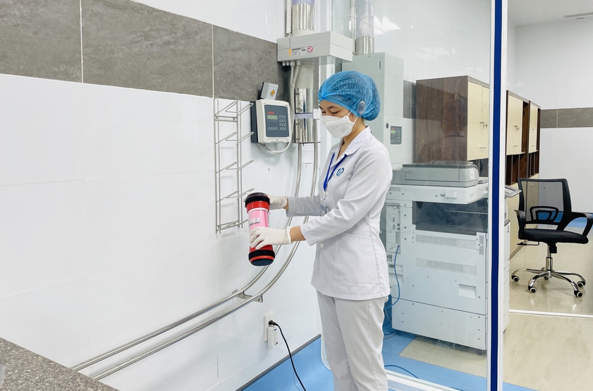 Giải pháp 'giữ chân' nhân viên y tế trong hệ thống công lập - Ảnh 1. Giải pháp 'giữ chân' nhân viên y tế trong hệ thống công lập - Ảnh 1.