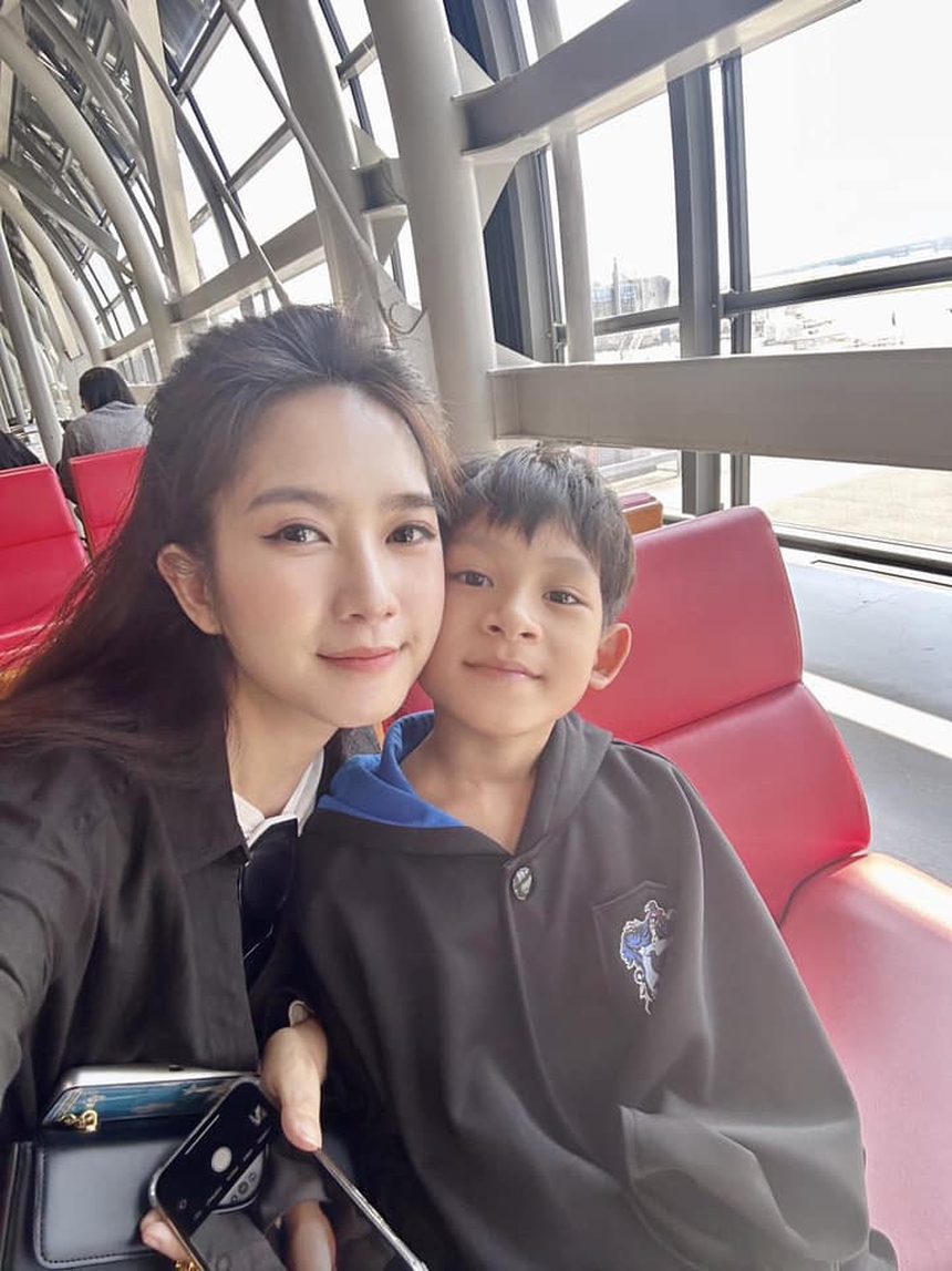 Bà xã Lý Hải sinh 4 con vẫn phơi phới: Bí quyết nhờ hạn chế đồ ngọt - Ảnh 2. Bà xã Lý Hải sinh 4 con vẫn phơi phới: Bí quyết nhờ hạn chế đồ ngọt - Ảnh 2.