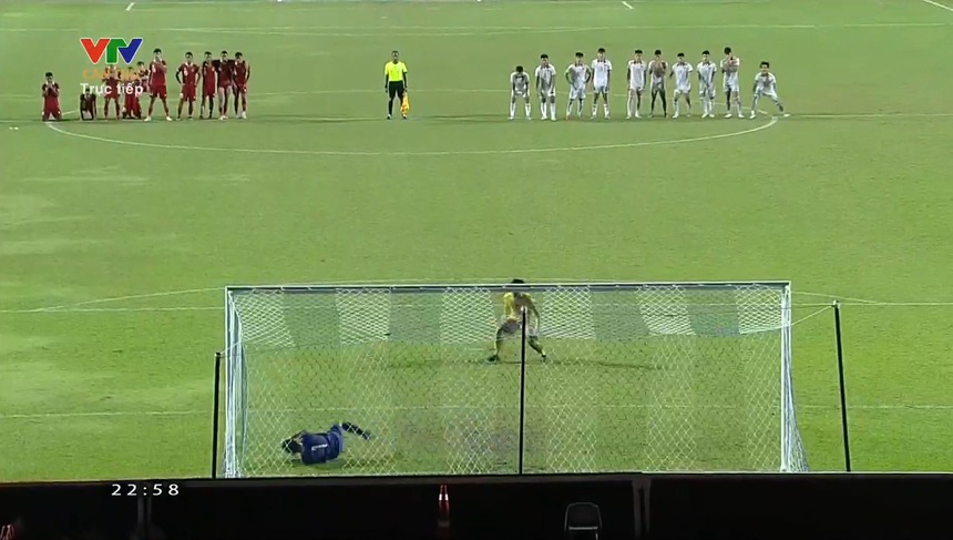 Văn Chuẩn cản penalty xuất sắc, vẫn khiêm tốn khi nhận giải thưởng cao quý, được CĐV Việt Nam tán dương - Ảnh 2.