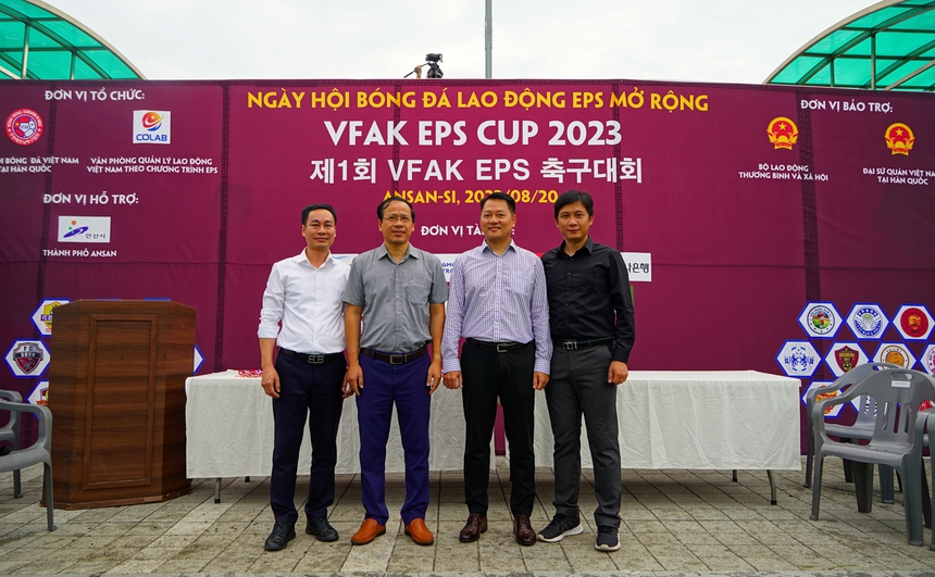 Hai Trưởng Ban tổ chức chụp hình lưu niệm cùng hai đơn vị bảo trợ