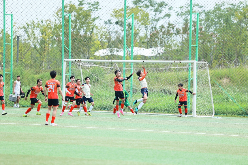 Một tình huống phạt góc trong trận Bucheon gặp Bắc Trung Nam