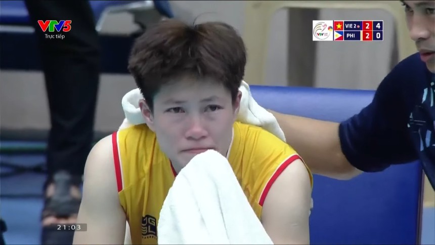 Libero Kim Liên bật khóc sau set thua khó tin tại bán kết VTV Cup - Ảnh 2.