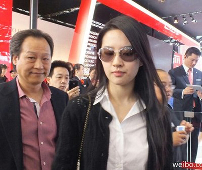 Những 'cha nuôi' bị nghi là người tình của dàn sao nữ C-biz: Phạm Băng Băng, Lưu Diệc Phi... - Ảnh 2.