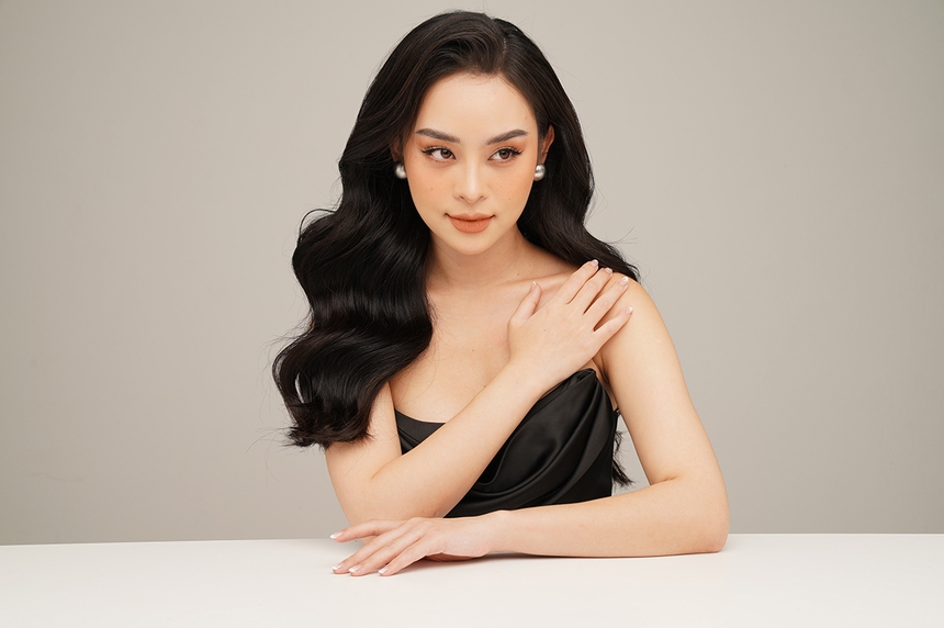 Mẫu ảnh Hà thành được báo Thái khen ngợi vì nhan sắc không tuổi - Ảnh 4.