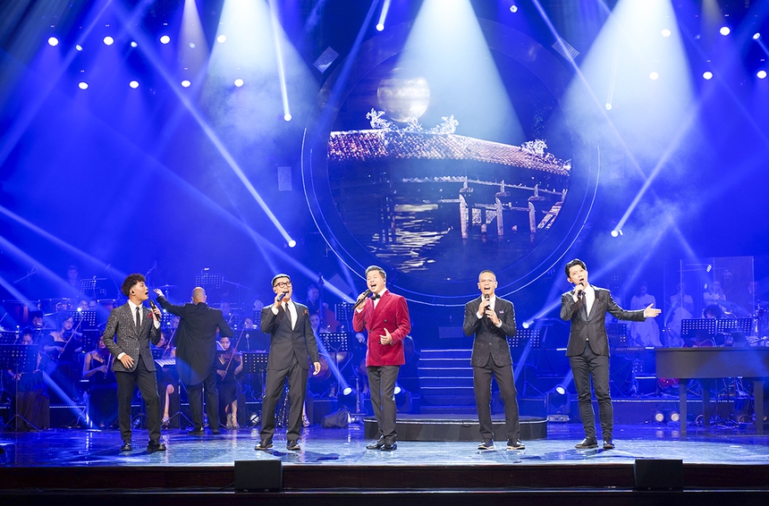 Ca sĩ Đăng Dương tạo dấu ấn mới cho nhạc đỏ với liveshow 'Tổ Quốc gọi tên mình' - Ảnh 2. Ca sĩ Đăng Dương tạo dấu ấn mới cho nhạc đỏ với liveshow 'Tổ Quốc gọi tên mình' - Ảnh 2.