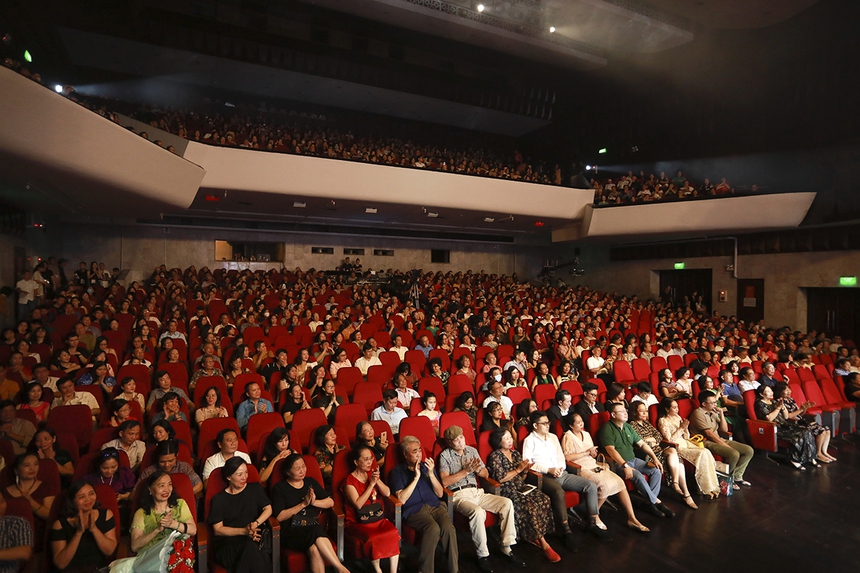 Ca sĩ Đăng Dương tạo dấu ấn mới cho nhạc đỏ với liveshow 'Tổ Quốc gọi tên mình' - Ảnh 6. Ca sĩ Đăng Dương tạo dấu ấn mới cho nhạc đỏ với liveshow 'Tổ Quốc gọi tên mình' - Ảnh 6.