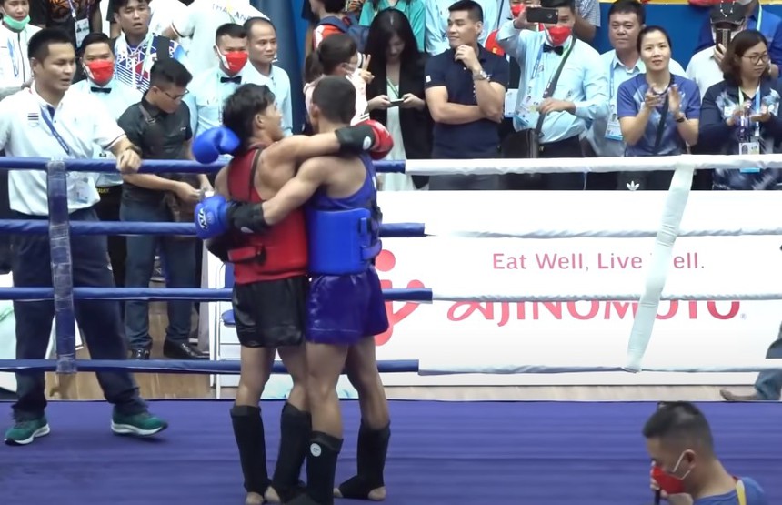 Nguyễn Trần Duy Nhất hóa giải ‘đòn hiểm’ của đối thủ Thái Lan để hoàn thành giấc mơ HCV, khiến CĐV ca ngợi với hành động đẹp - Ảnh 4. Nguyễn Trần Duy Nhất hóa giải ‘đòn hiểm’ của đối thủ Thái Lan để hoàn thành giấc mơ HCV, khiến CĐV ca ngợi với hành động đẹp - Ảnh 4.