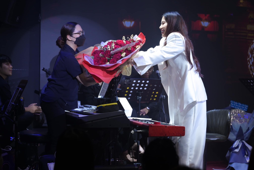 Nam Em được người hâm mộ tặng "hoa tiền" sau một đêm, ai cũng ngưỡng mộ - Ảnh 1.