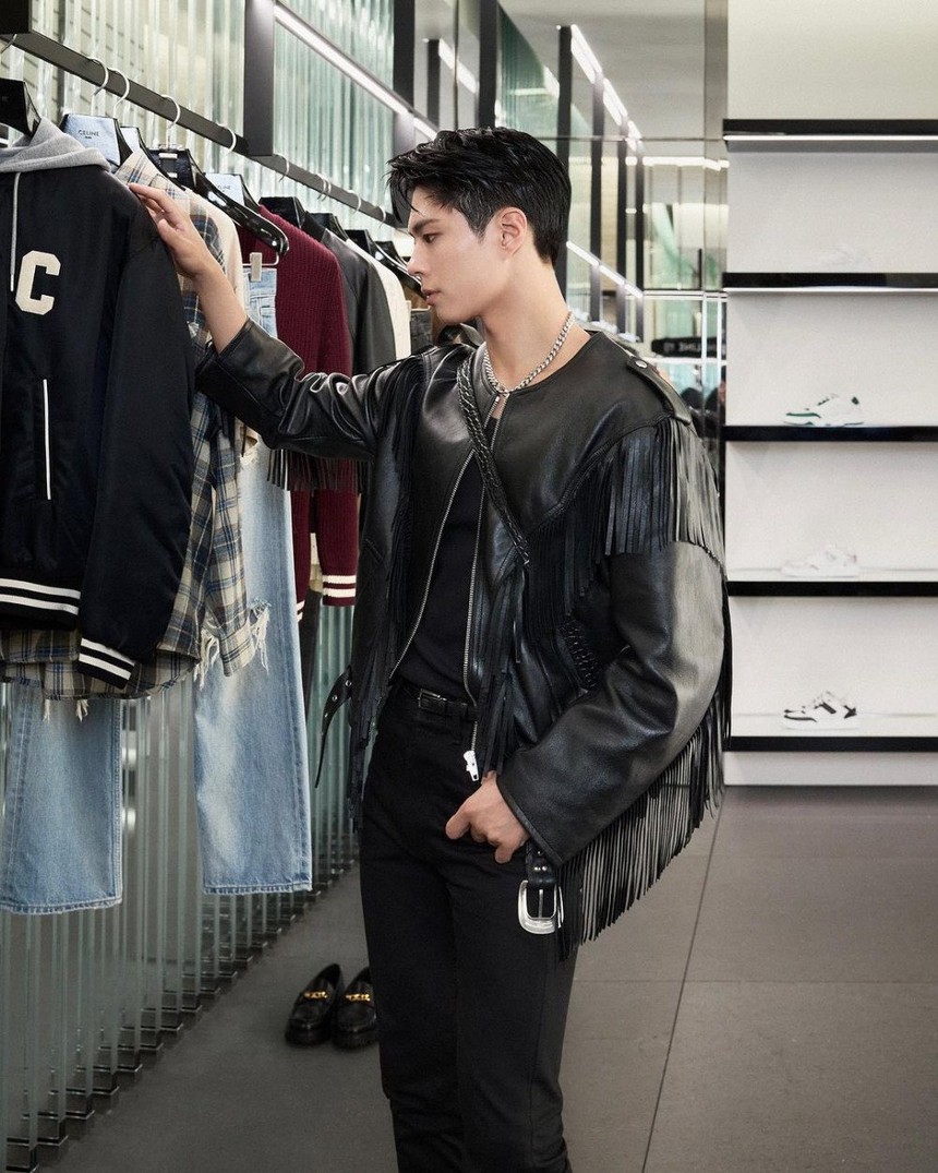 Mê mẩn với màn đọ dáng của 2 chàng 'Celine Boy' V BTS và Park Bo Gum - Ảnh 10.