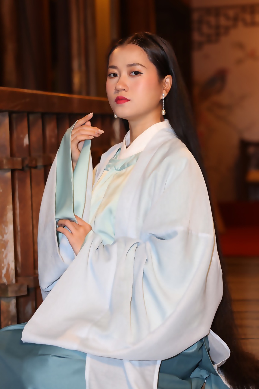 Lâm Vỹ Dạ "chán" diễn xuất bất ngờ nhá hàng MV cổ trang - Ảnh 1.